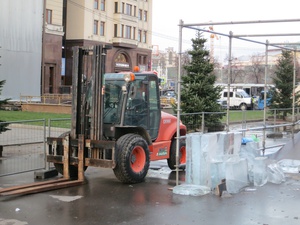 Техника, арендованная в FORTRENT, принимает участие в монтаже самой большой ледяной горки в Москве